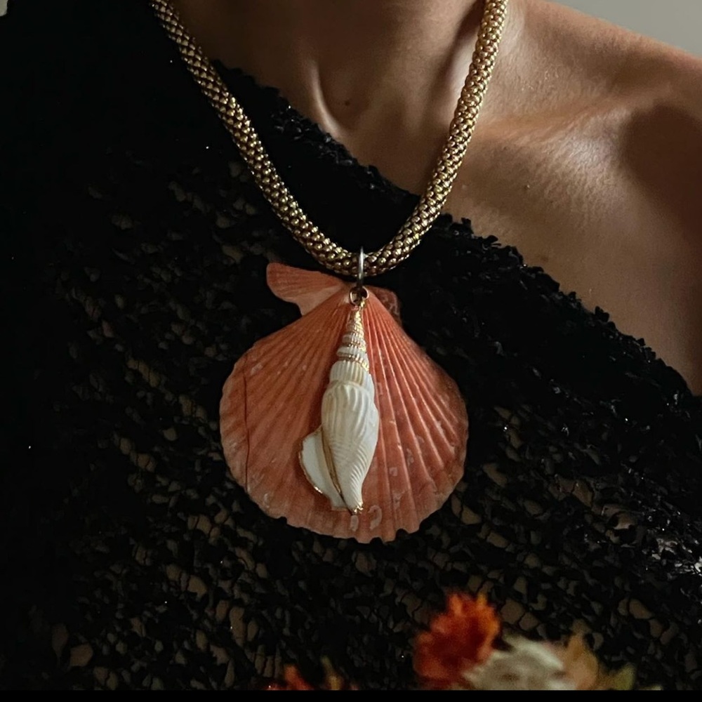 Large shell necklace